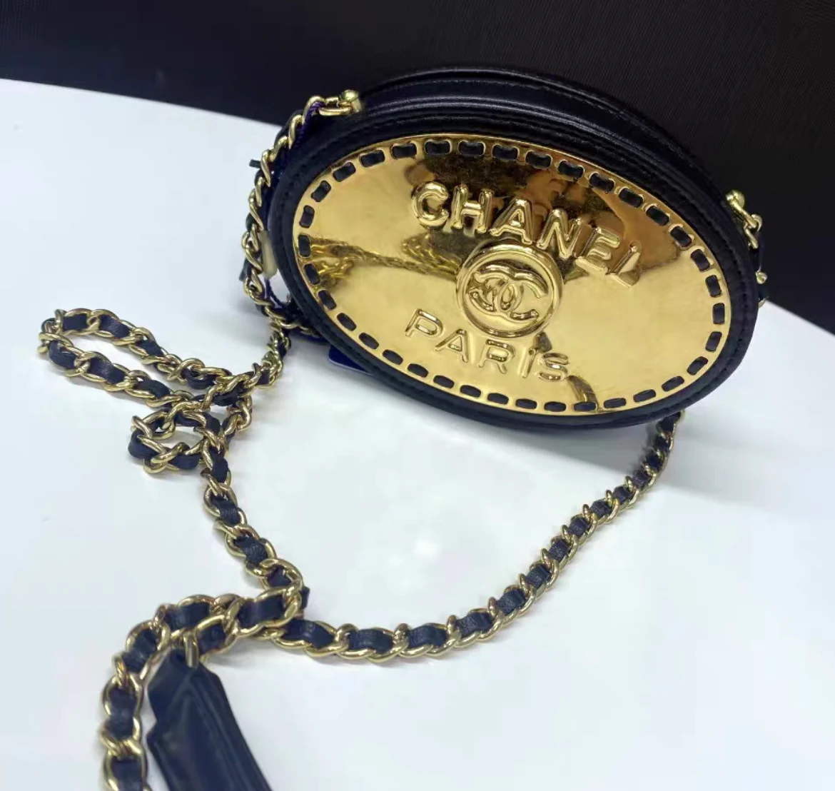 Chanel 22B Lambskin & Gold-Tone Metal Black Clutch With Chain - Image 3