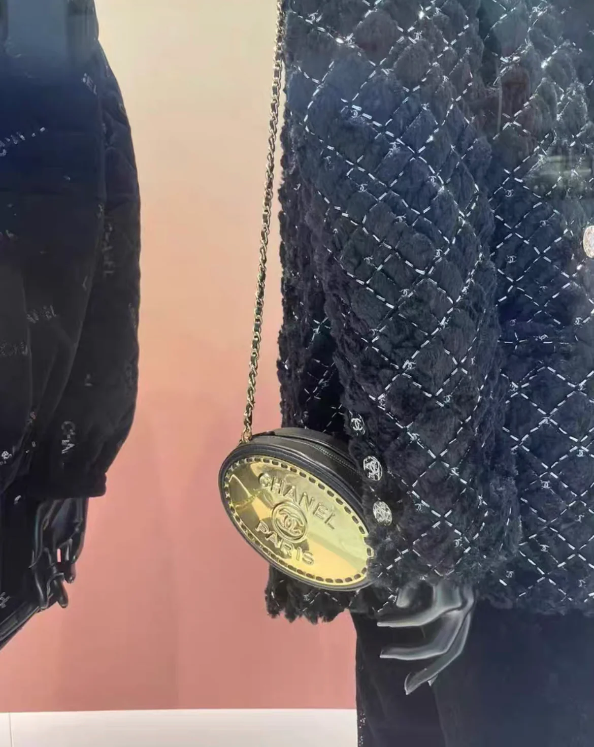 Chanel 22B Lambskin & Gold-Tone Metal Black Clutch With Chain - Image 4