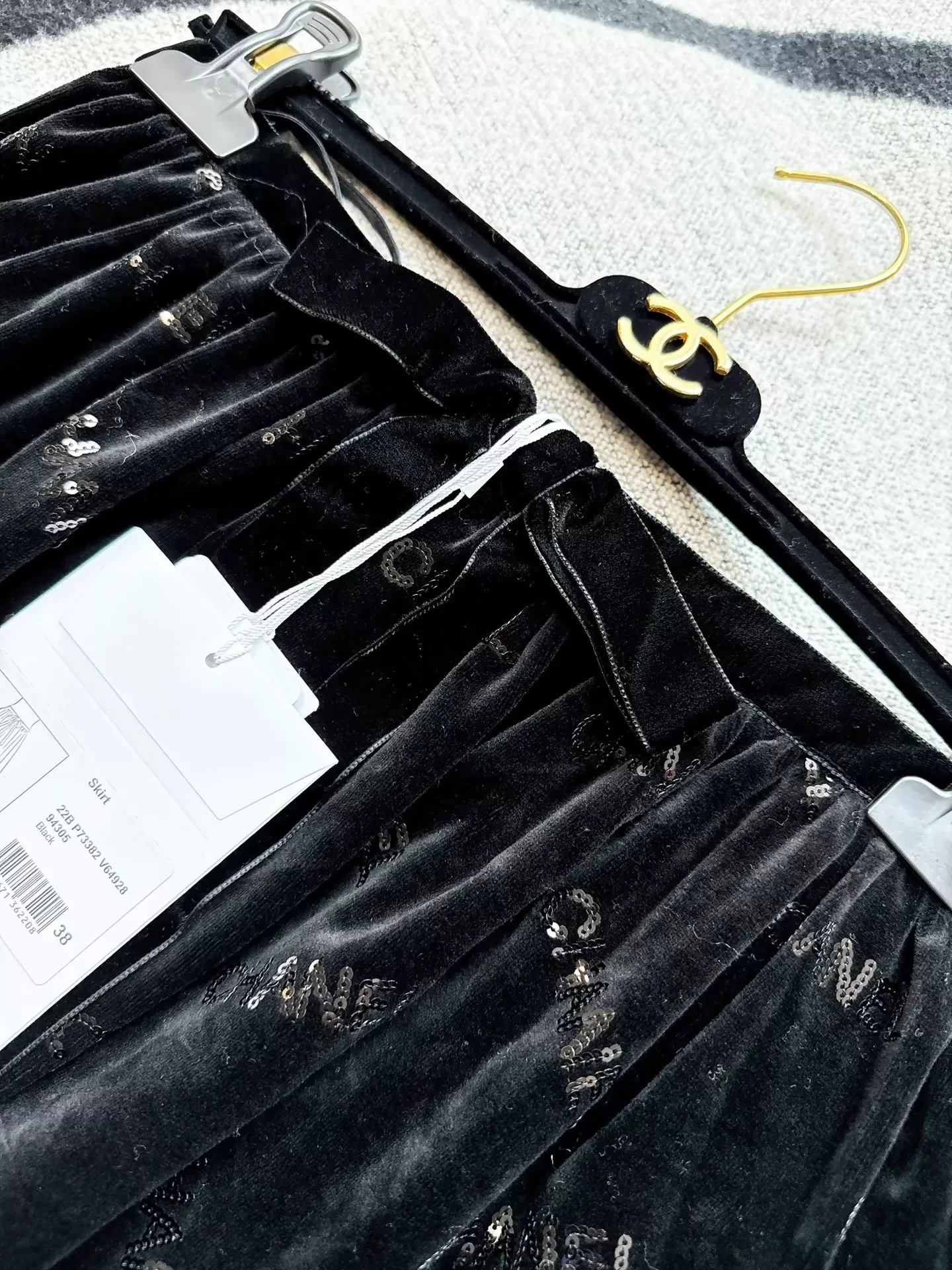 Chanel 22b black velvet sequinned mini skirt - Image 2