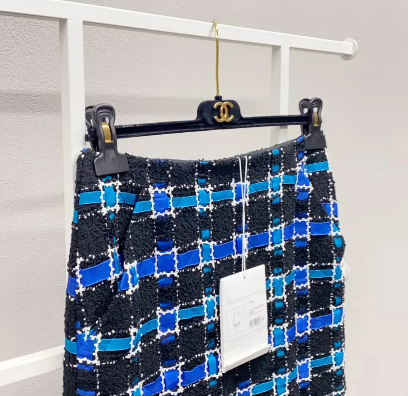 Chanel 22C Black, Blue, Turquoise & white Embroidered Tweed Skirt - Image 3