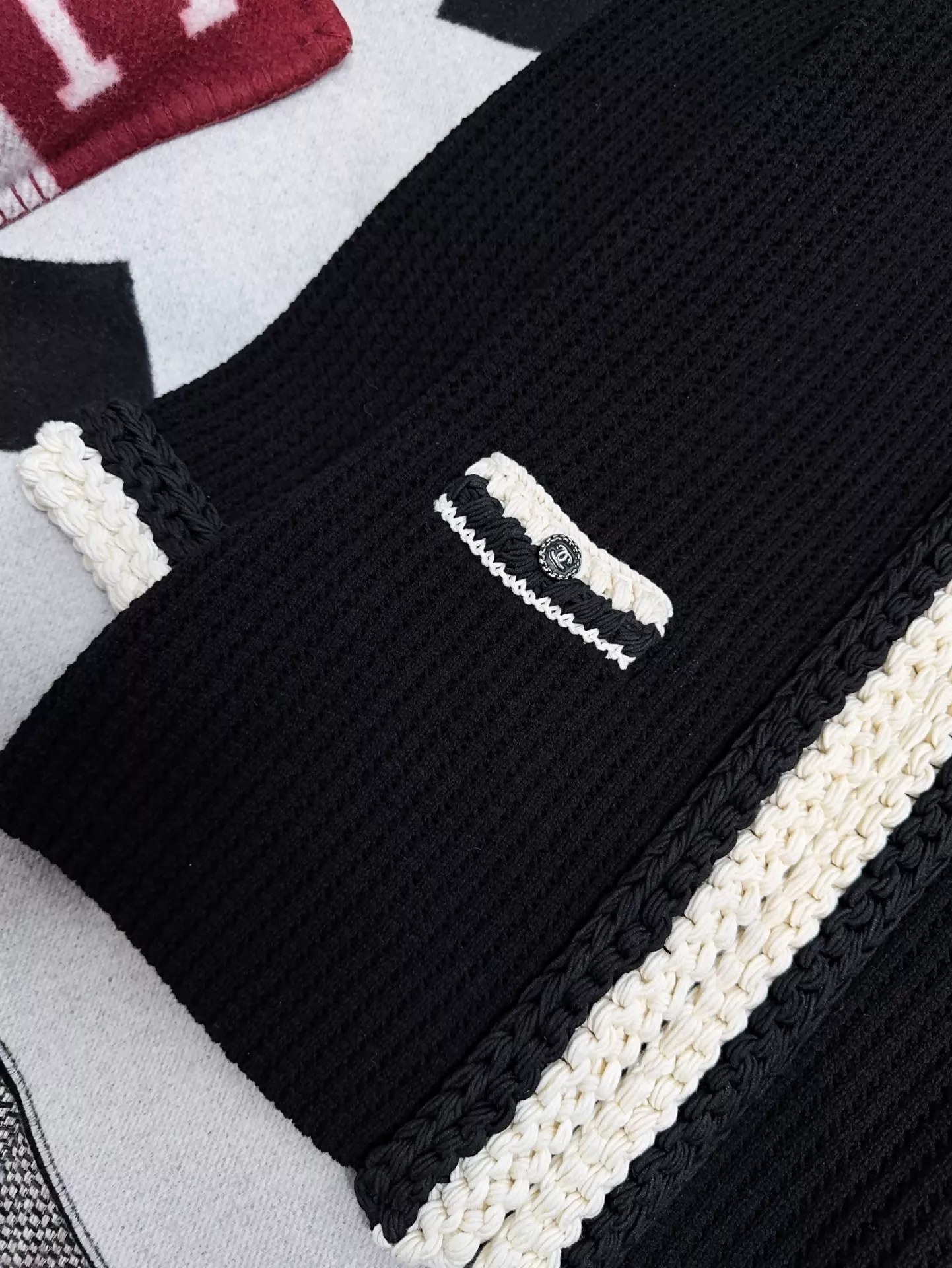 Chanel 22C black knitted long cardigan - Image 3
