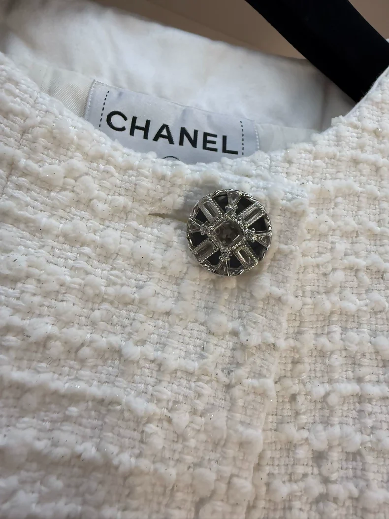 Chanel 22C white tweed jacket - Image 3