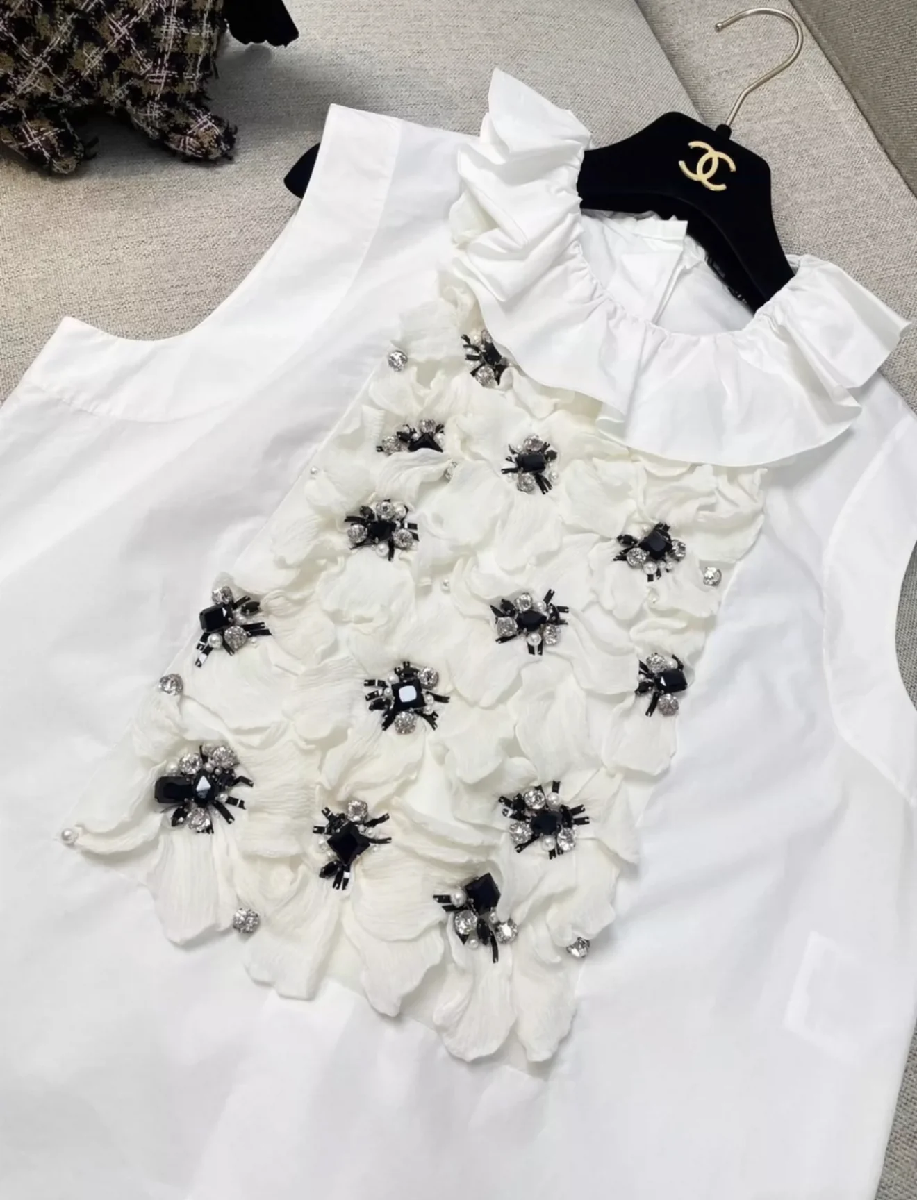 Chanel 22C White Flower shirt - Image 2