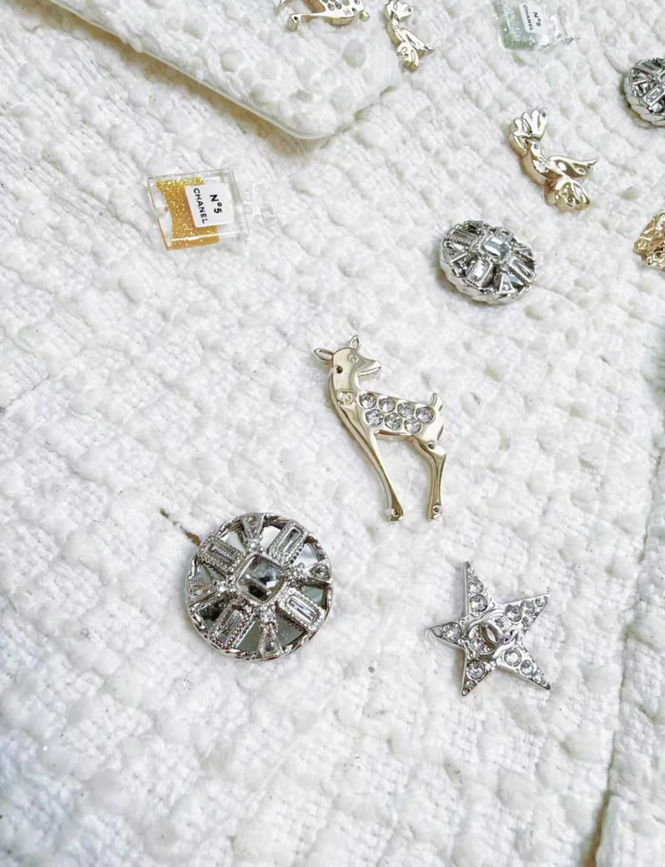 Chanel 22C White tweed jacket decorated with charms - Image 5