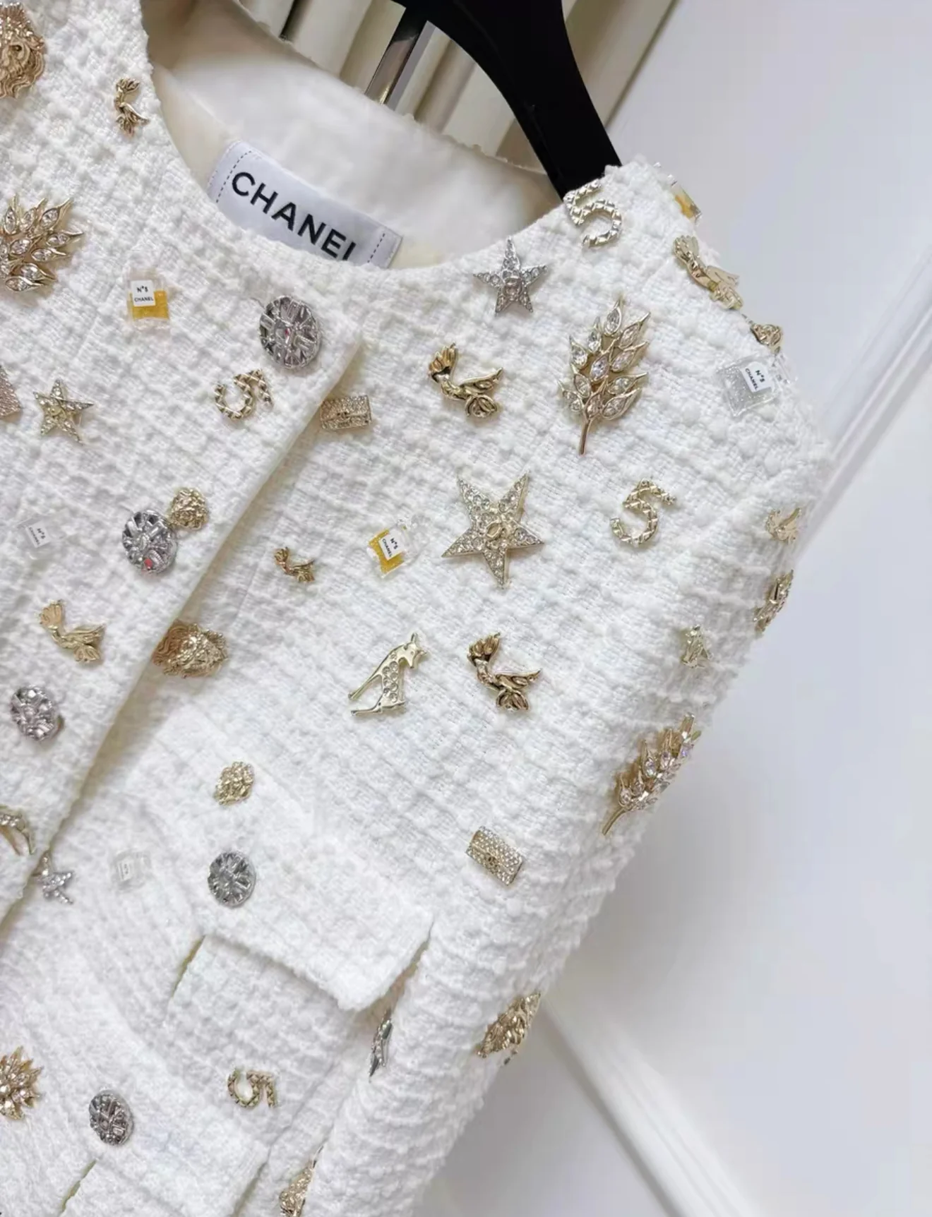 Chanel 22C White tweed jacket decorated with charms - Image 6