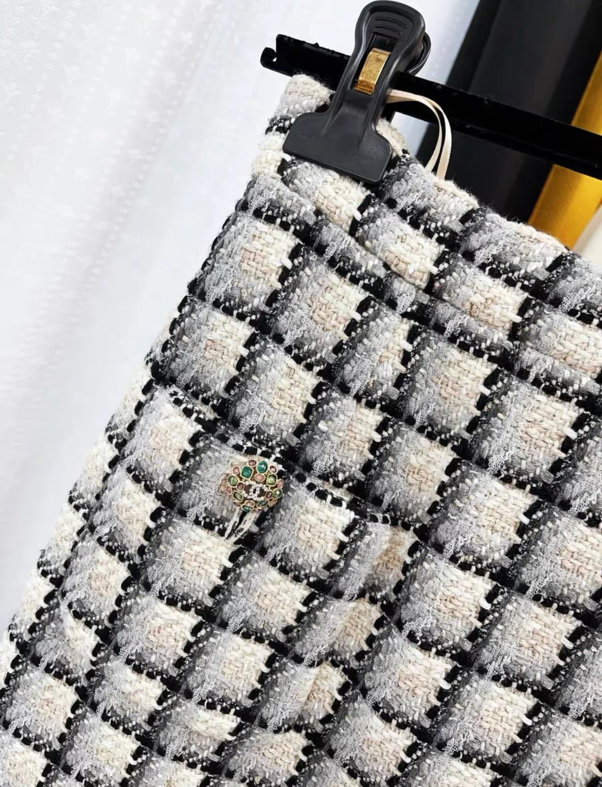 Chanel 22K black & white tweed skirt size 34 - Image 2