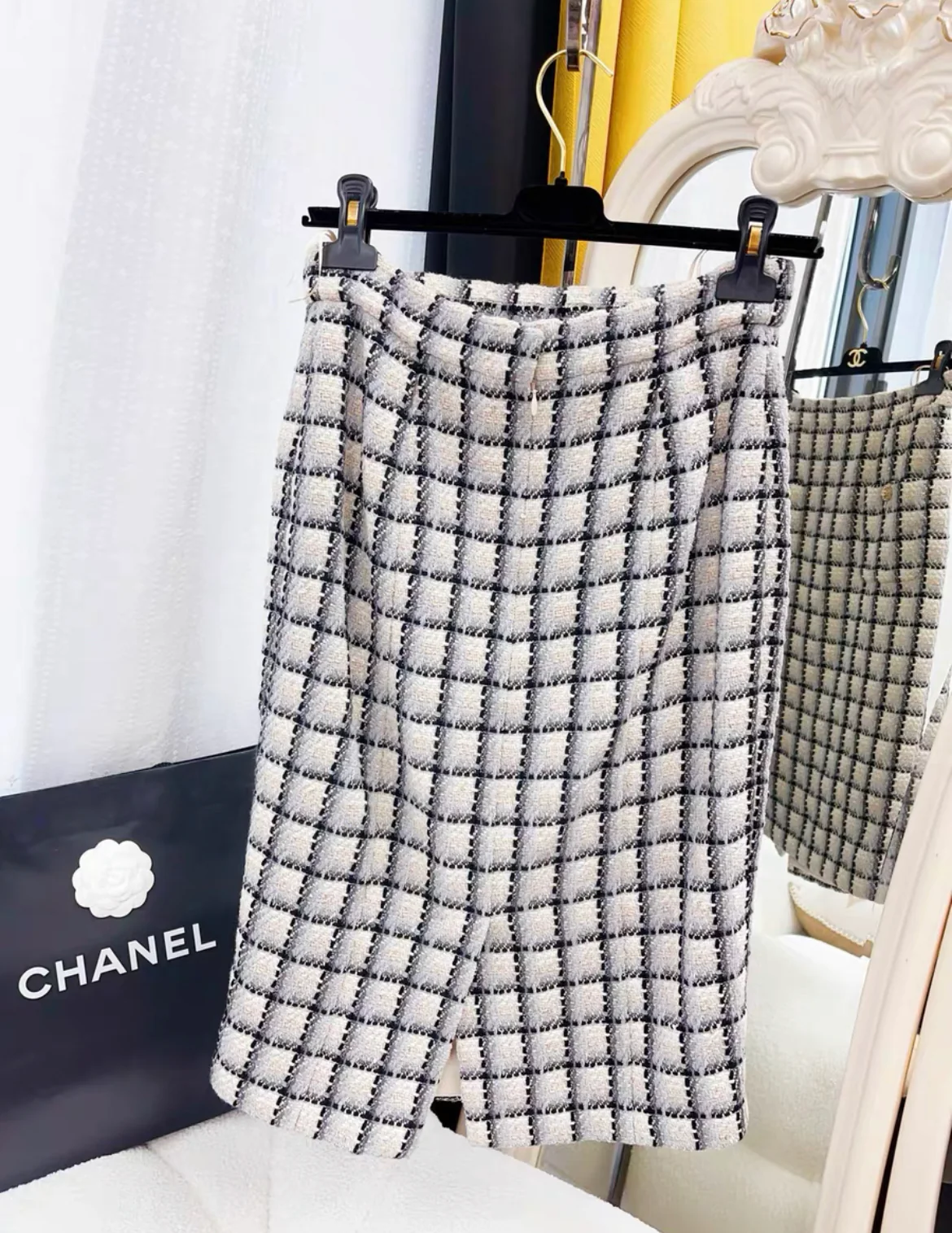 Chanel 22K black & white tweed skirt size 34 - Image 3