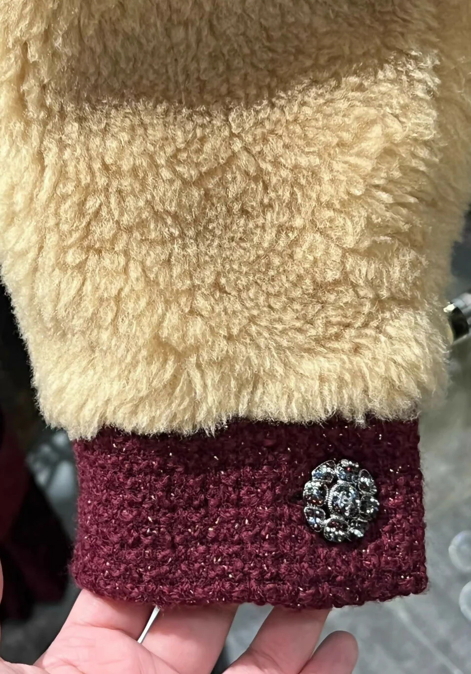 Chanel 22K silk fur jacket in beige and burgundy - Image 3