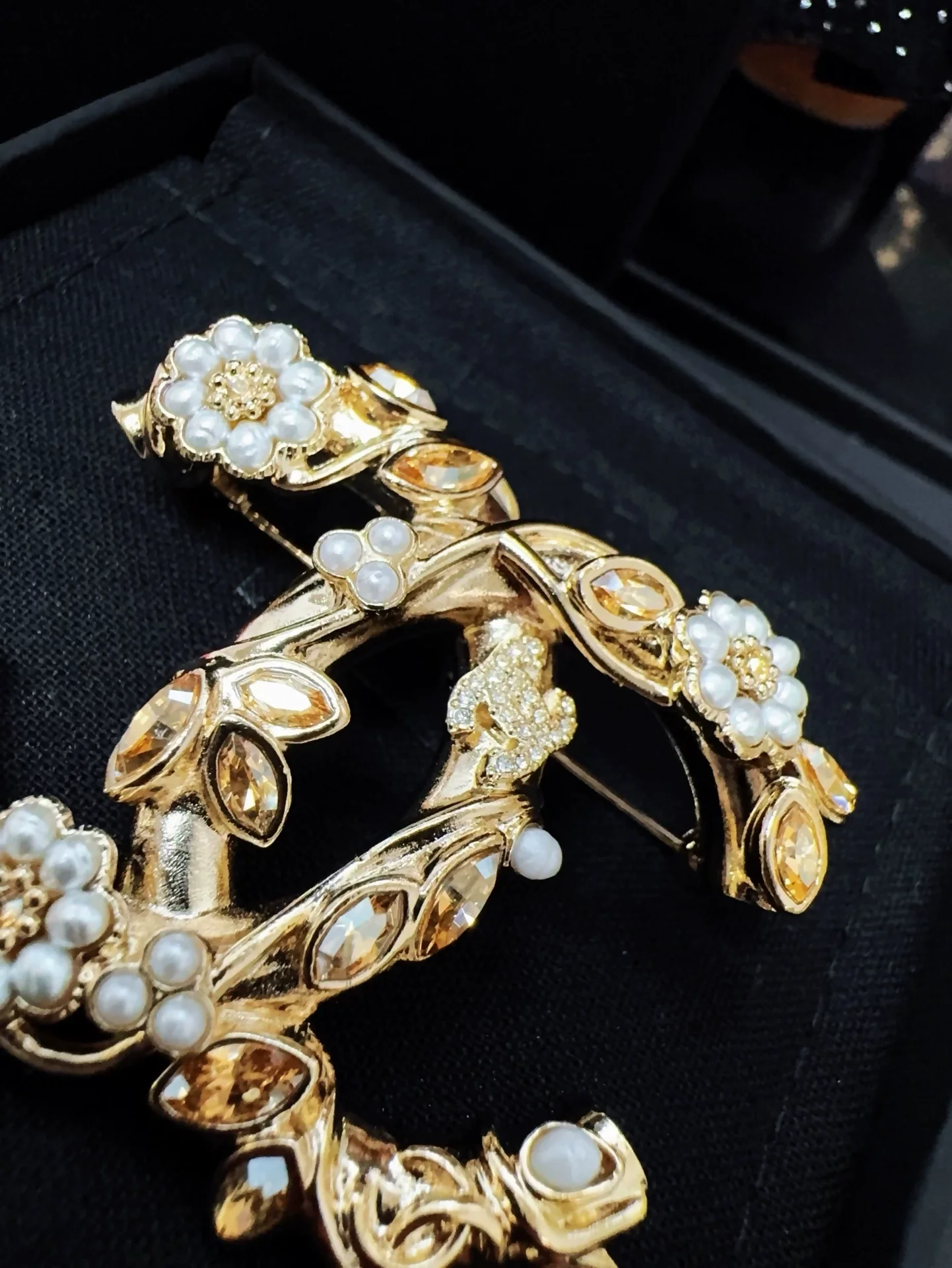 Chanel 22k light gold flower double C large brooch - Image 3