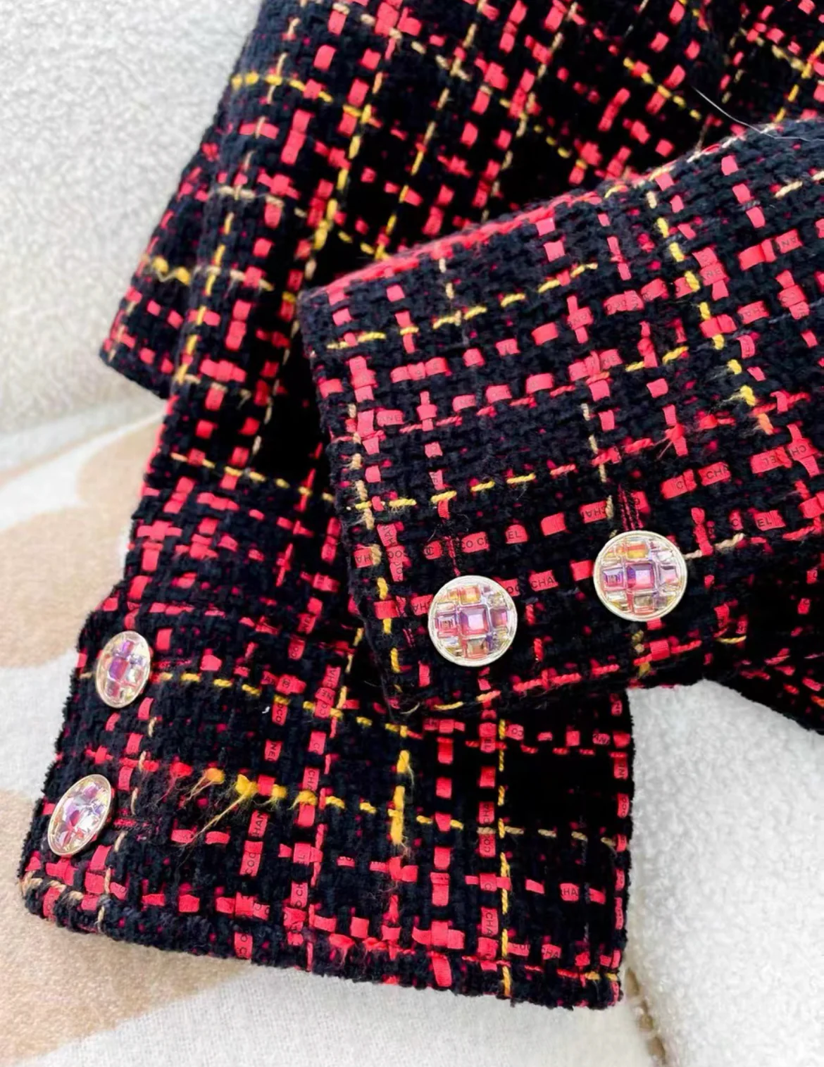 Chanel 22K red, black & yellow tweed jacket size 40 - Image 4