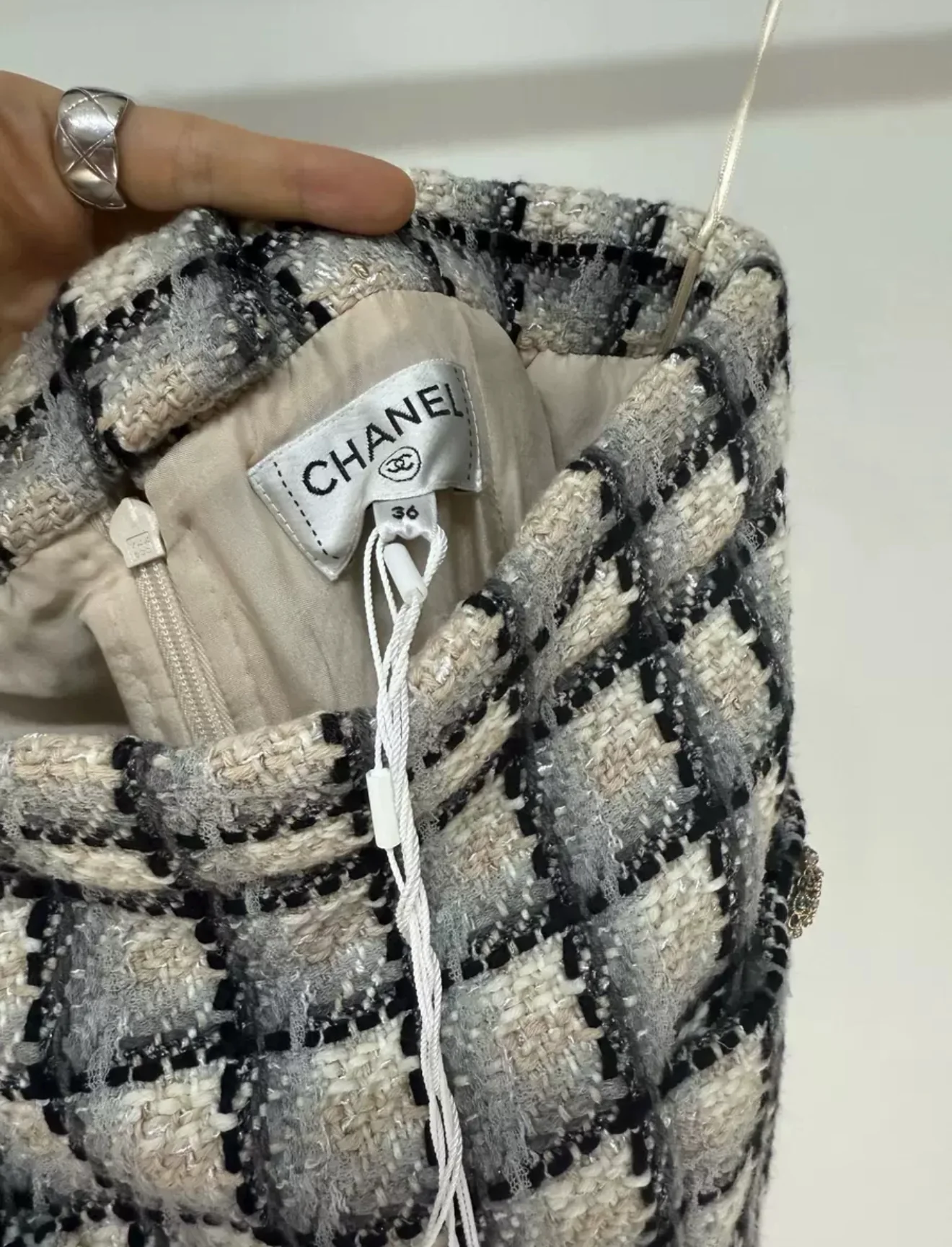 Chanel 22K vintage diamond button plaid skirt - Image 3