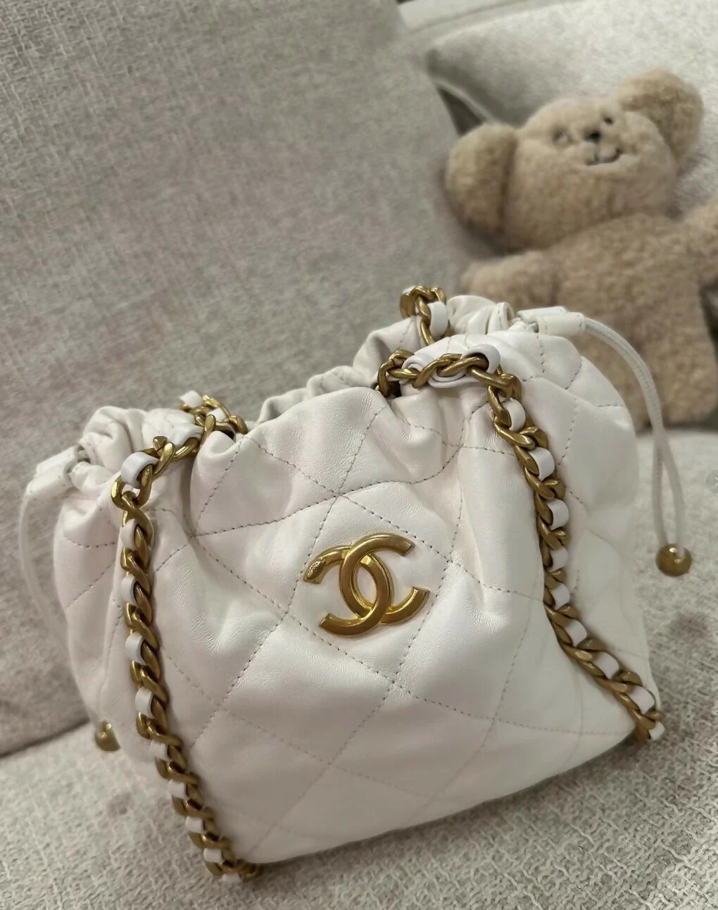 Chanel 22P ecru leather gold chain bucket bag - Image 3