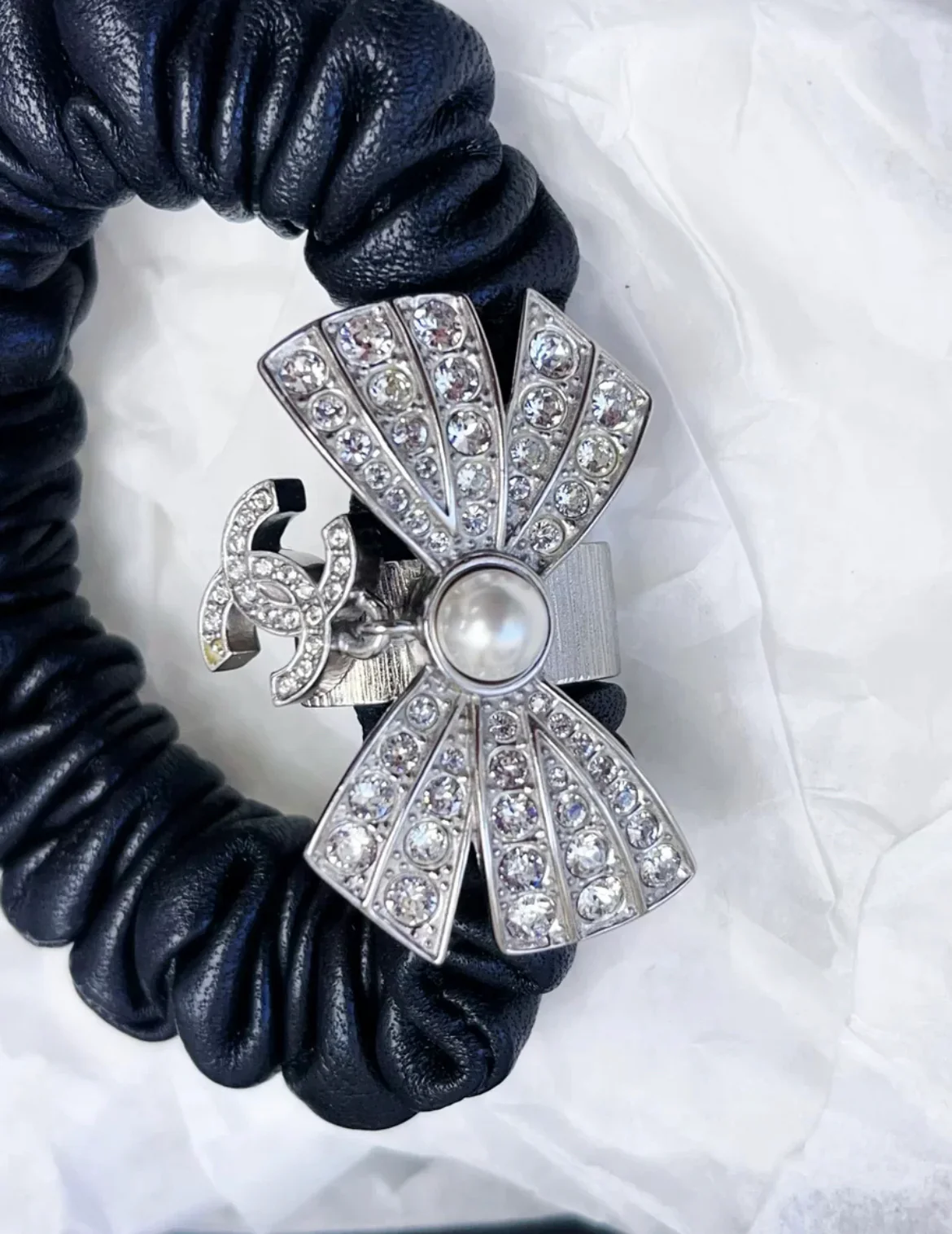 Chanel 22P Diamond Bow Double C Black Pleated Hairband - Image 2