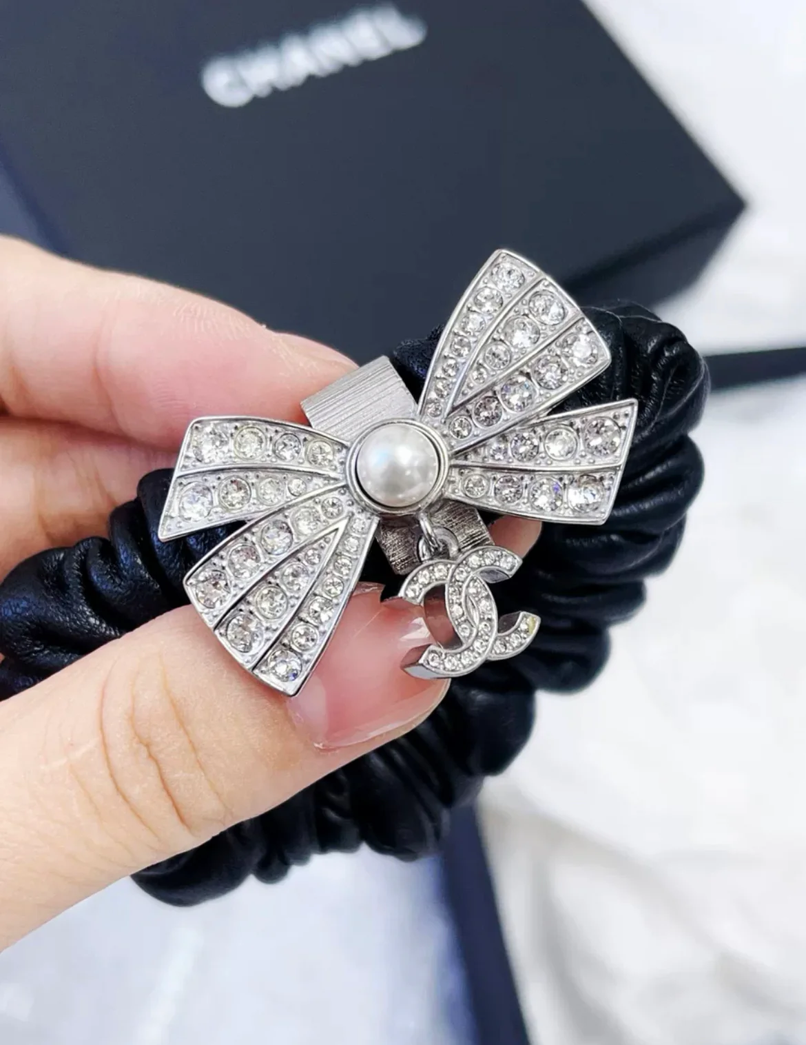 Chanel 22P Diamond Bow Double C Black Pleated Hairband - Image 3