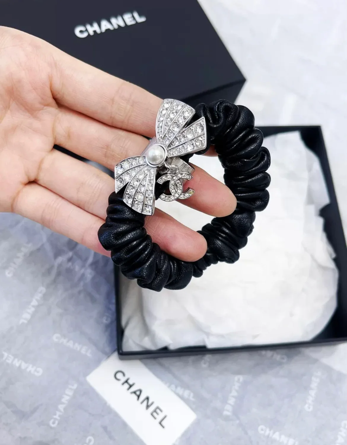 Chanel 22P Diamond Bow Double C Black Pleated Hairband - Image 5