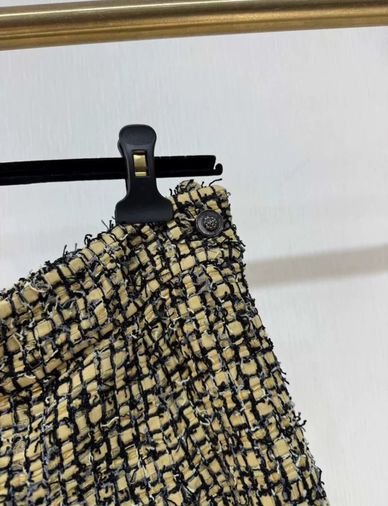 Chanel 22P tweed shorts - Image 2
