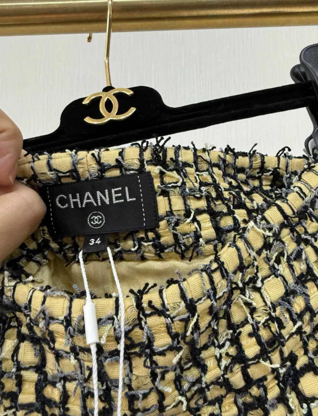 Chanel 22P tweed shorts - Image 3