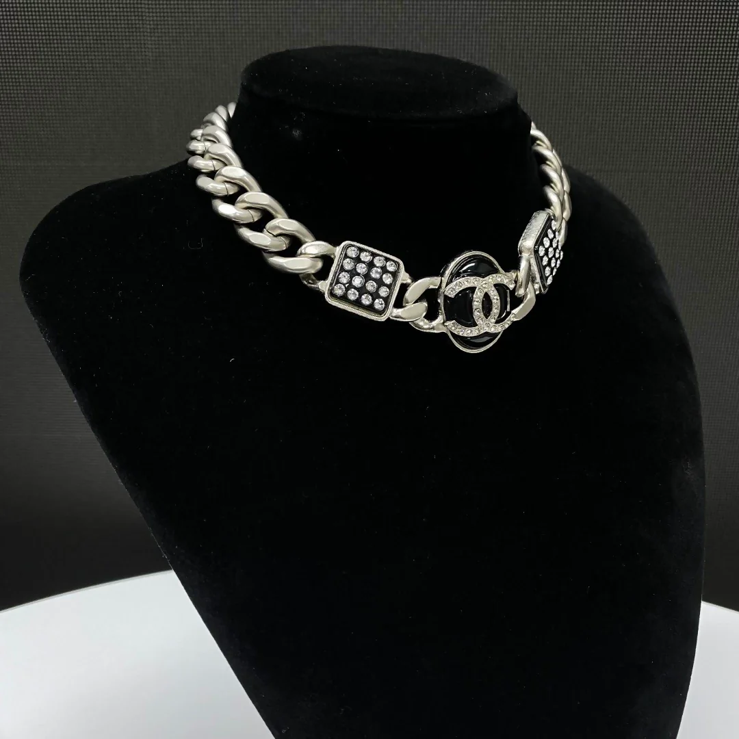 Chanel 22R sparkling diamond black silver glass double C necklace - Image 3