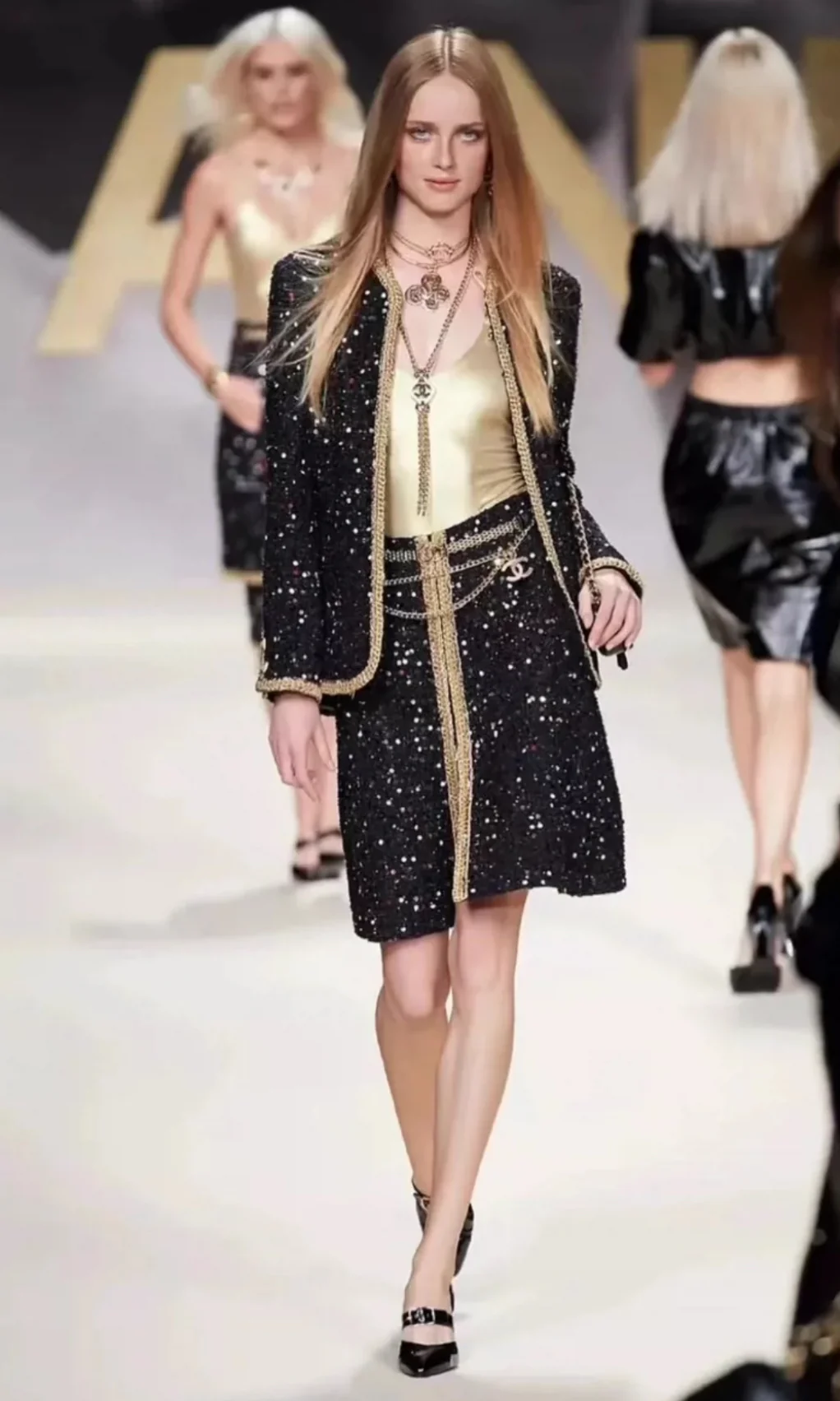 Chanel 22S black & gold jacket & skirt - Image 7