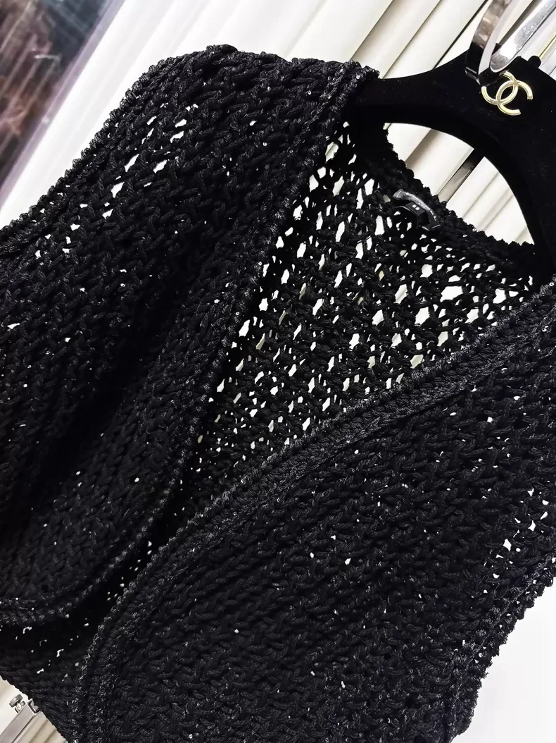 Chanel 22s black embroidered sequined knit vest - Image 3