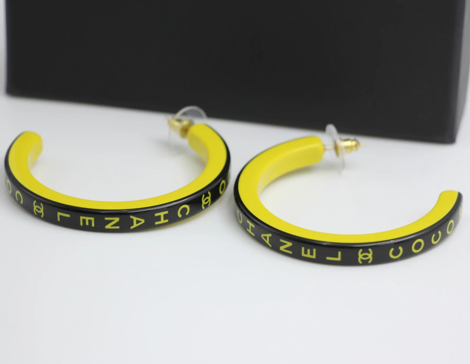 Chanel 22S Resin Banana Yellow English Word Hoop Large Earrings - Image 4