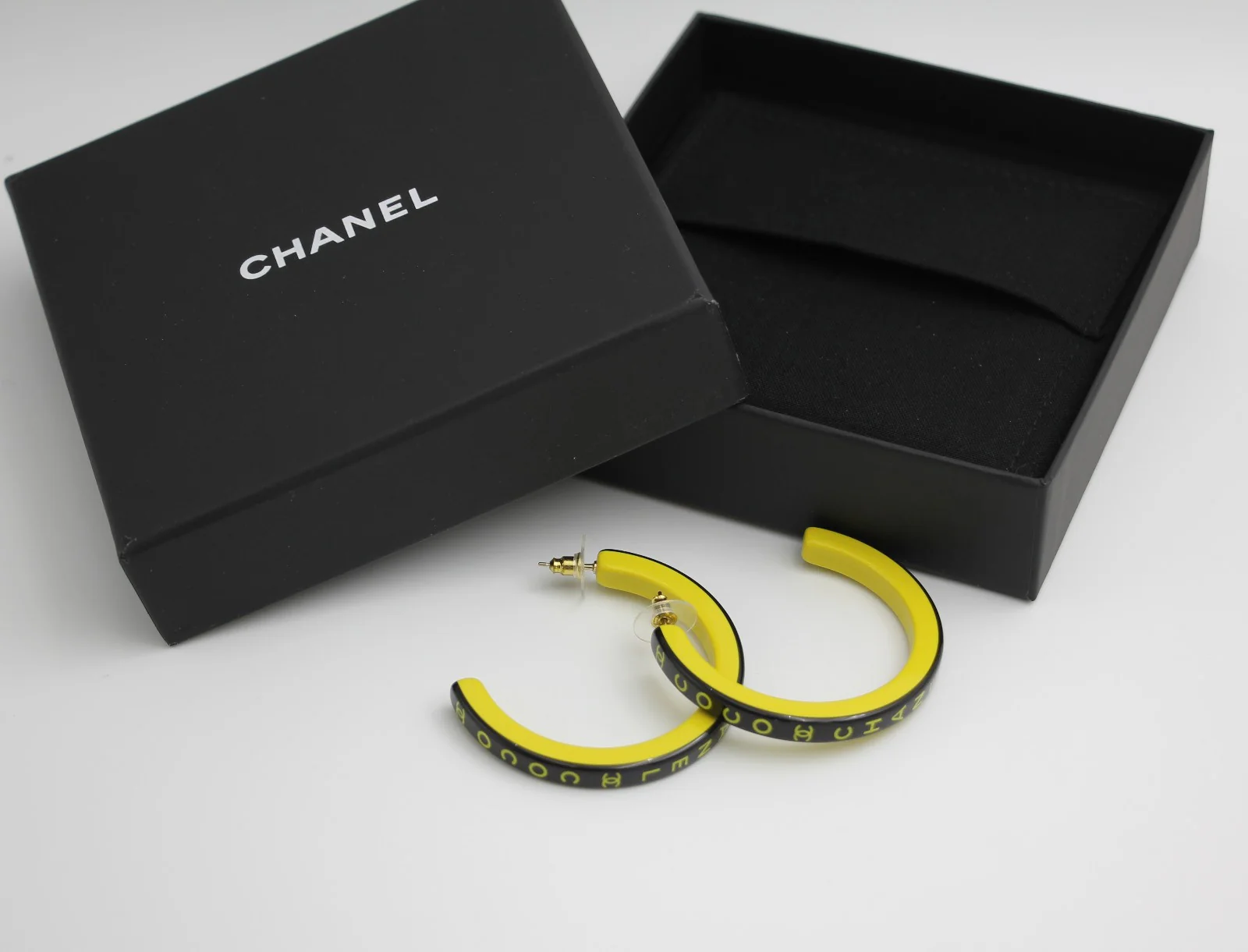 Chanel 22S Resin Banana Yellow English Word Hoop Large Earrings - Image 8