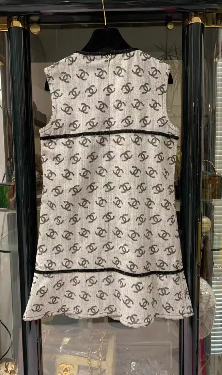 CHANEL 22S RUNWAY CC DENIM DRESS GREY, SIZE 38 - Image 4