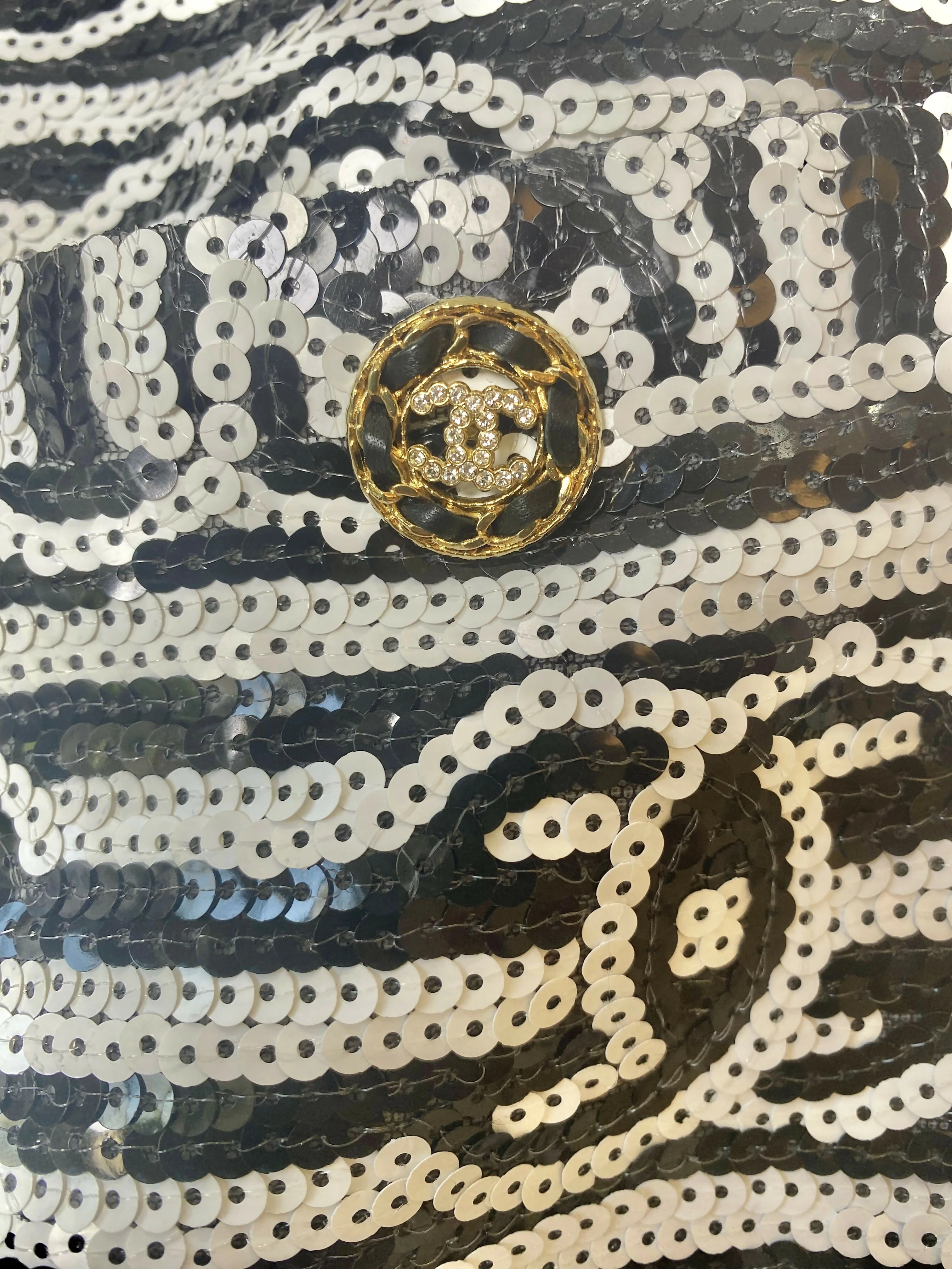 Chanel 22S Runway Sequin CC Logo Black and White Jacket FR 40 - Image 3