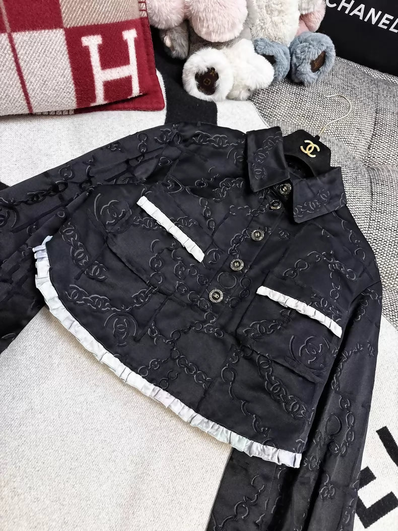Chanel 22s black embossed double C logo jacket with purple gradient silk trim and two pockets - Image 5