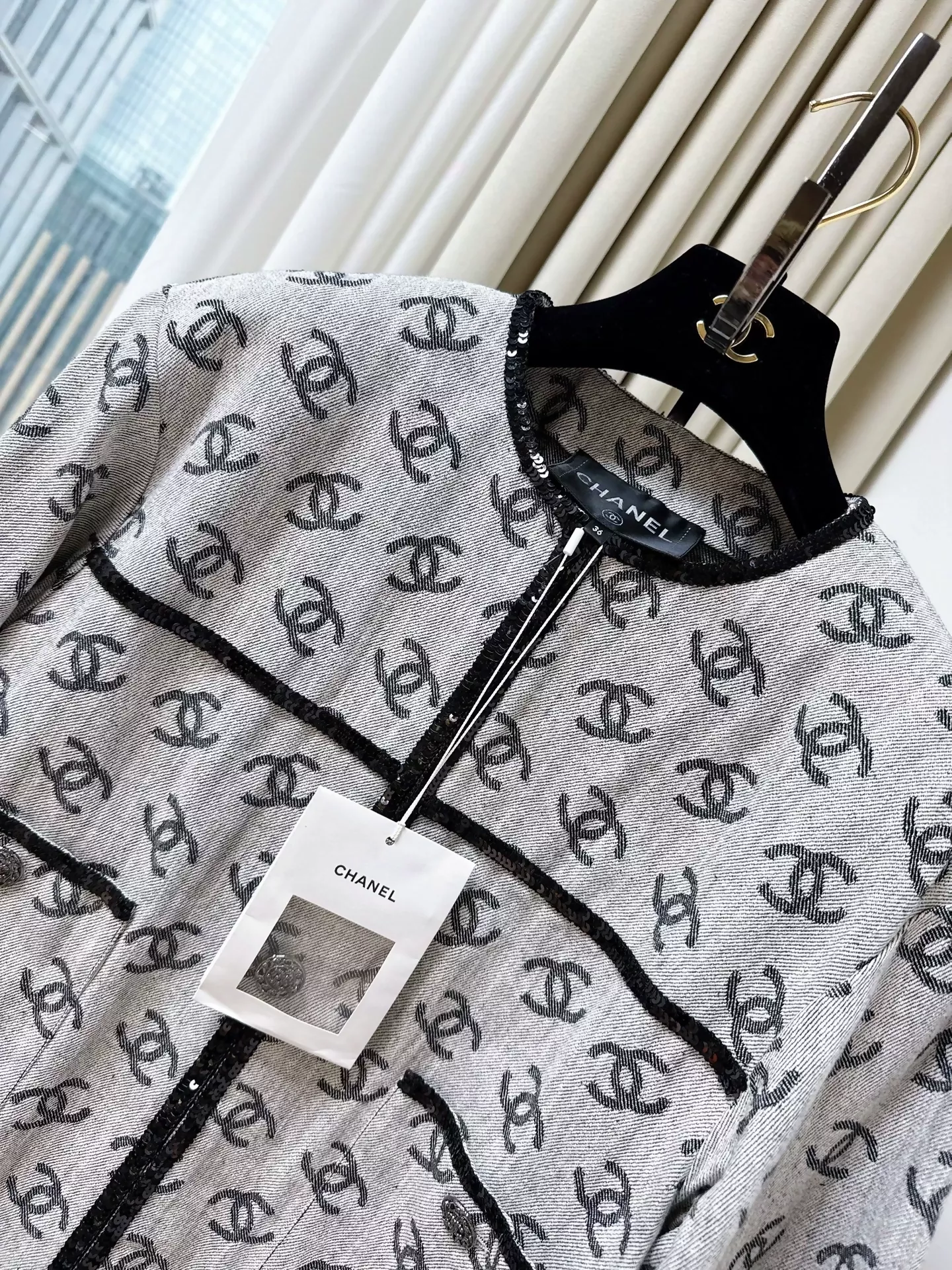 Chanel 22S gray denim jacket with full double C logo print - Image 2