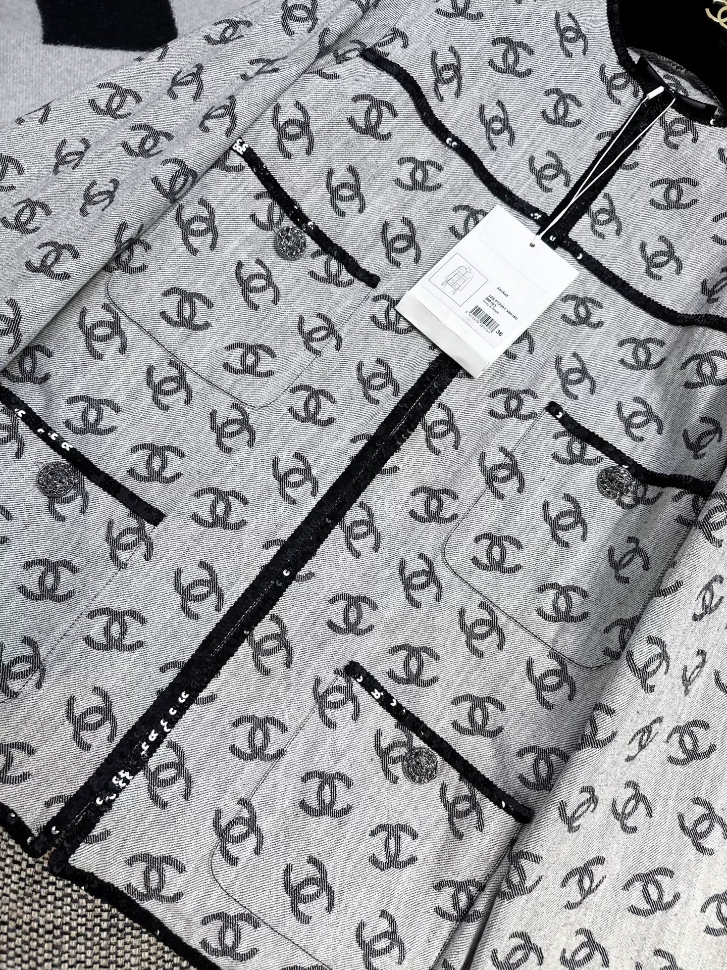 Chanel 22S gray denim jacket with full double C logo print - Image 3