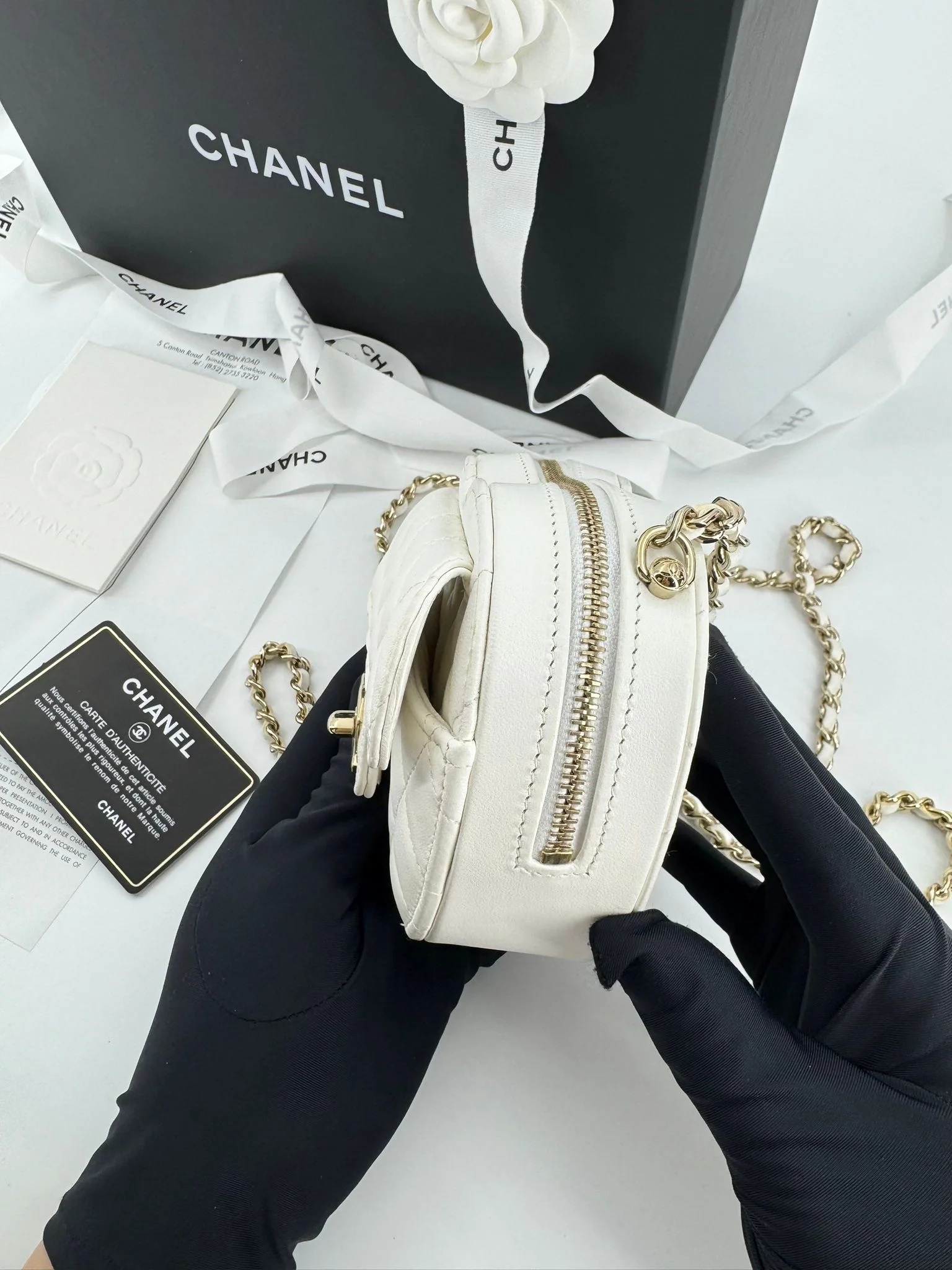 Chanel 22S White small heart bag with light gold hardware - Image 4