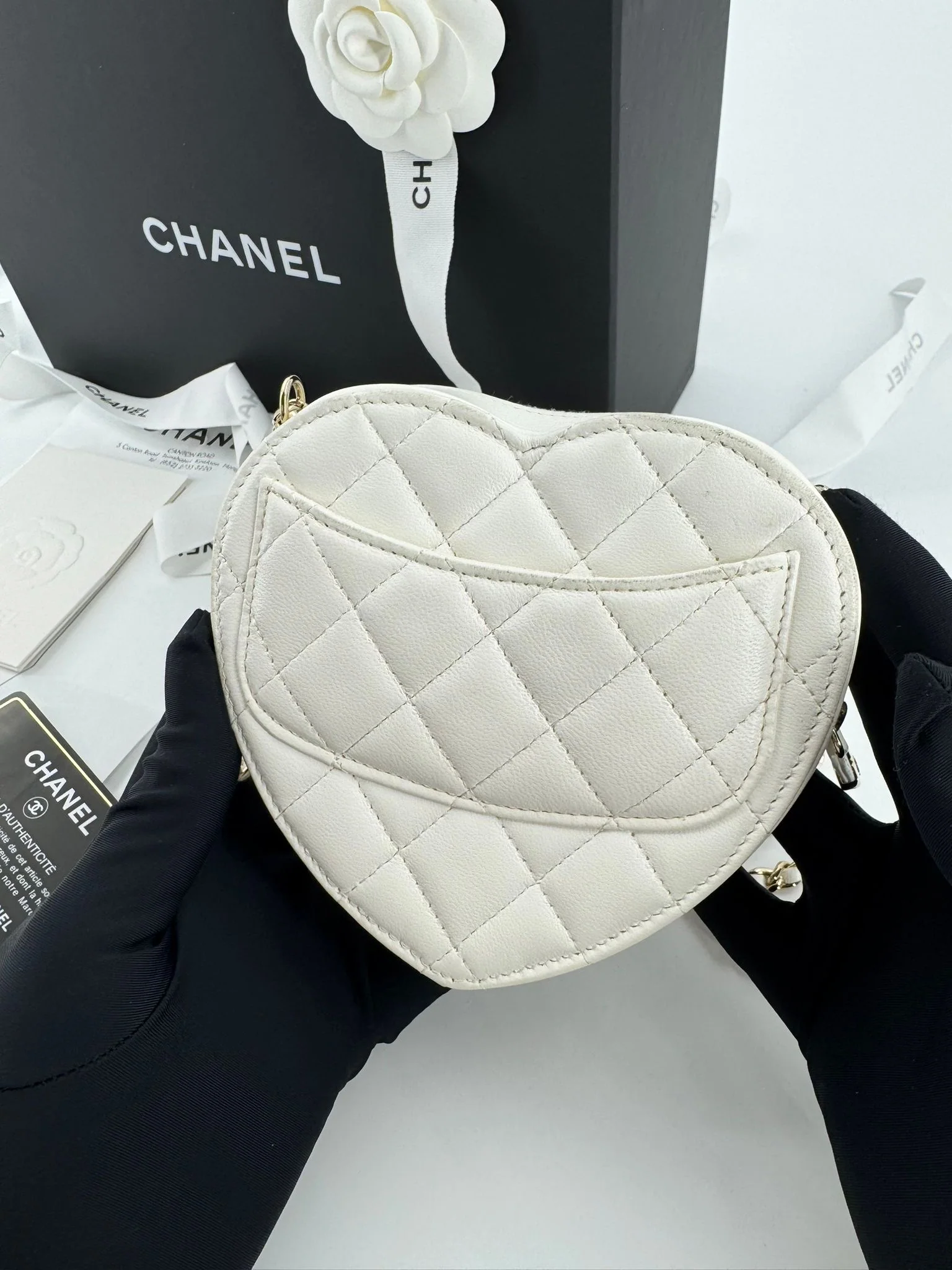 Chanel 22S White small heart bag with light gold hardware - Image 6