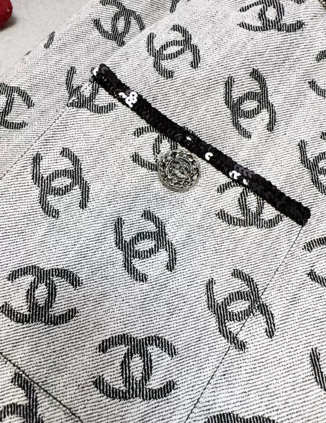Chanel 22SS CC Gray denim jacket with sequin trimming - Image 3