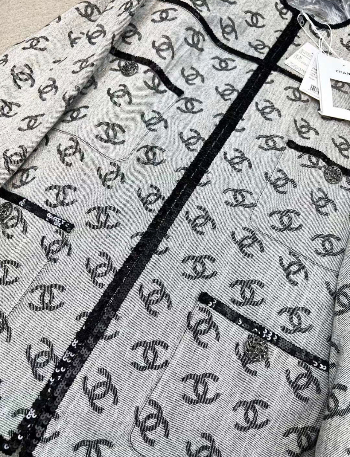 Chanel 22SS CC Gray denim jacket with sequin trimming brand new size 34 - Image 4