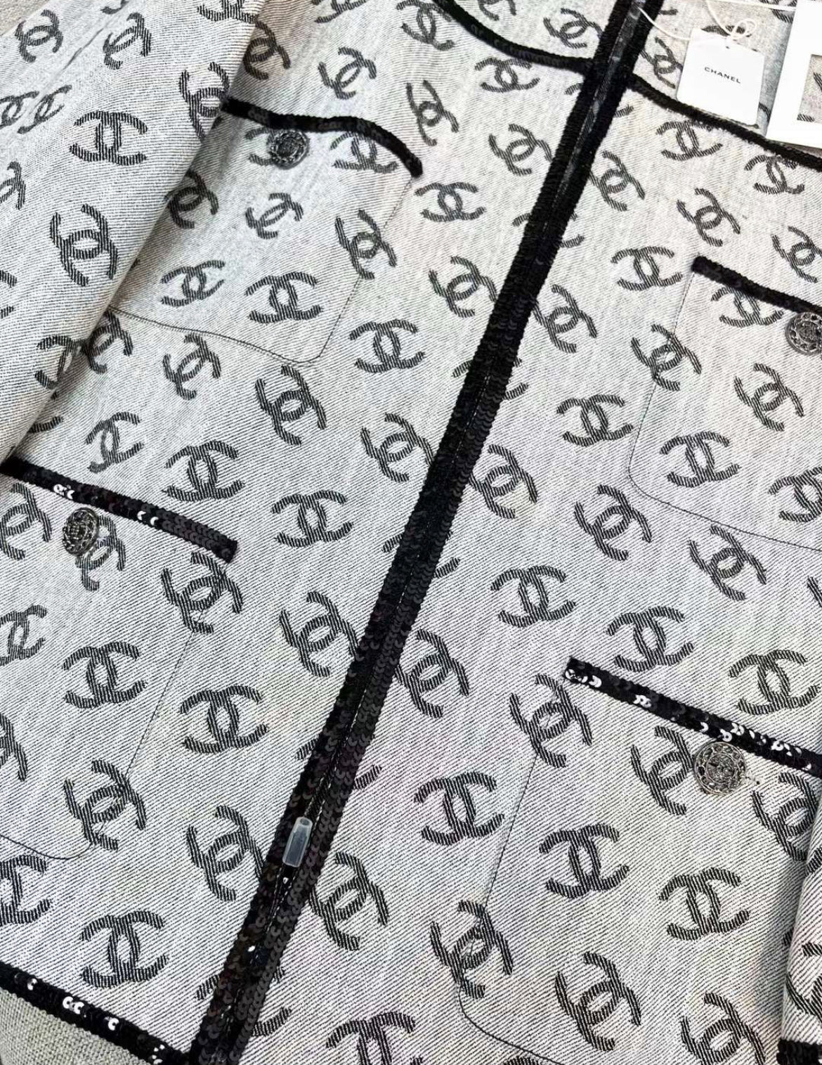 Chanel 22SS CC Gray denim jacket with sequin trimming brand new size 38 - Image 4