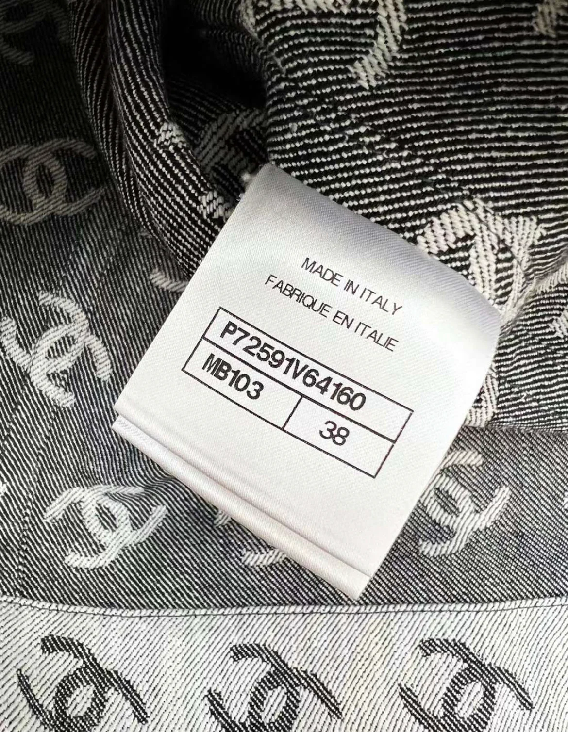Chanel 22SS CC Gray denim jacket with sequin trimming brand new size 38 - Image 7