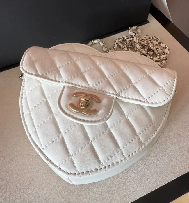 Chanel 22SS White Heart Bag Small size - Image 2