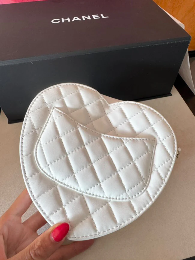 Chanel 22SS White Heart Bag Small size - Image 4