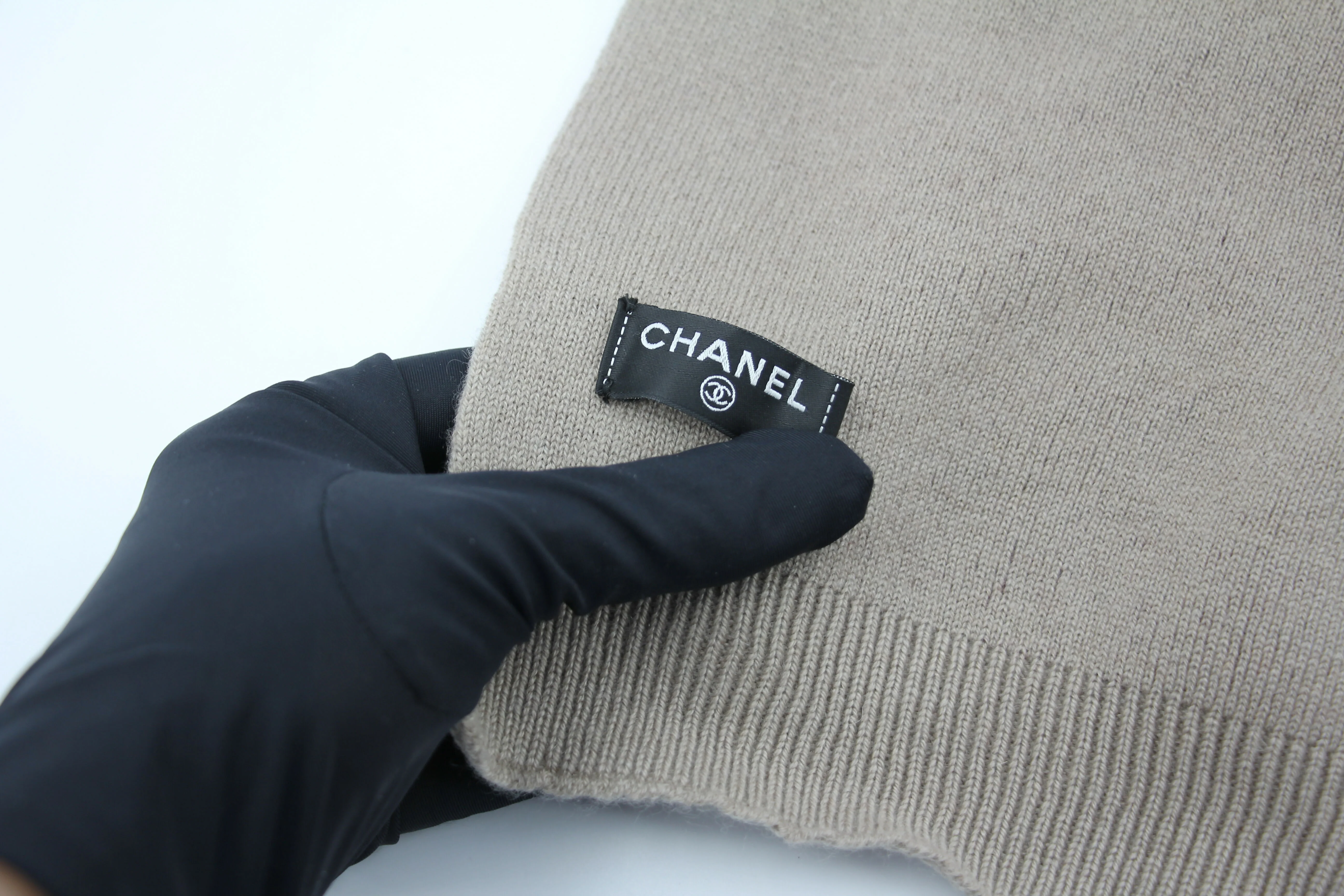 Chanel 23A Cotton Knitted Beige No.5 CC logo Scarf - Image 5