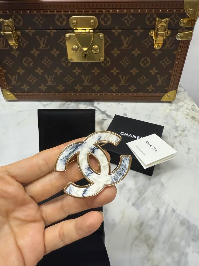 Chanel 23A Exquisite marble double C brooch - Image 3