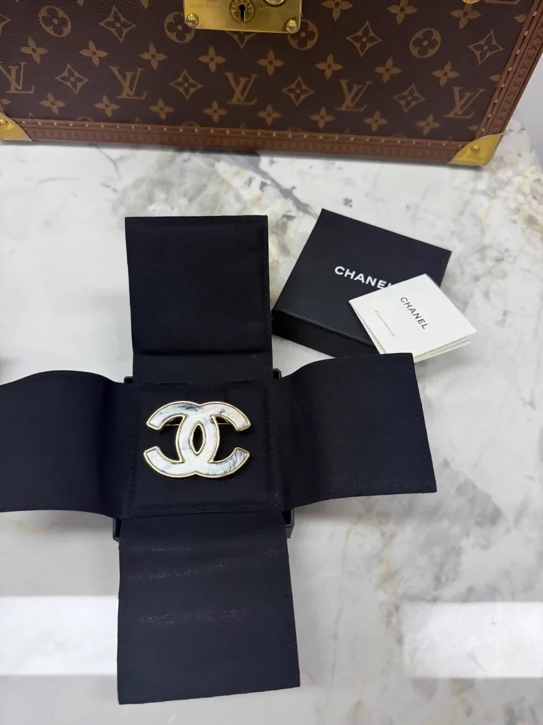 Chanel 23A marble double C brooch,