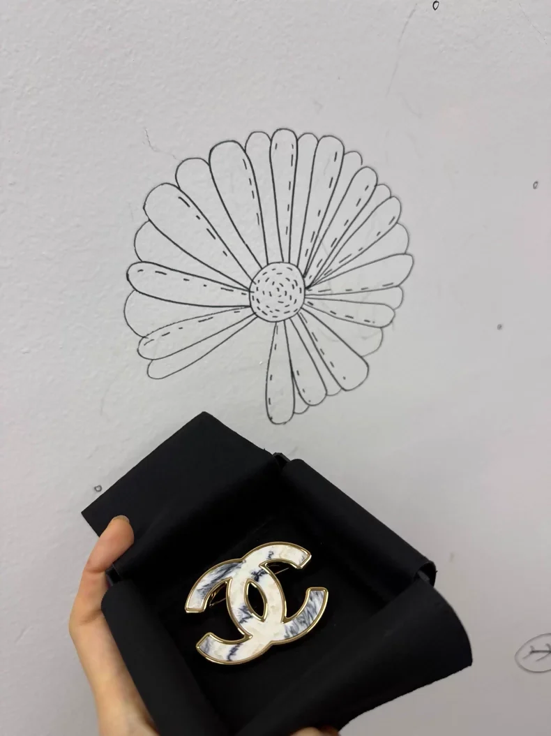 Chanel 23A marble double C brooch, - Image 2