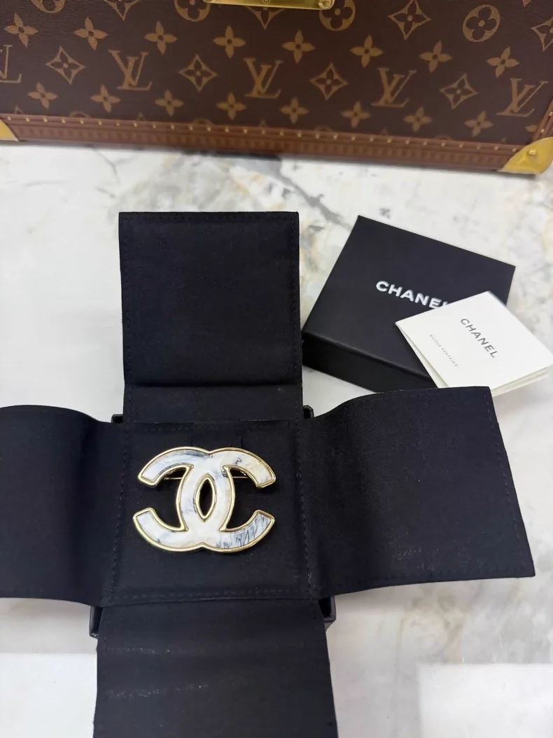 Chanel 23A marble double C brooch, - Image 3