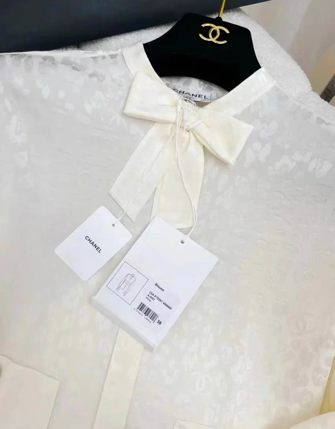 Chanel 23A white Blouse size 38 - Image 2