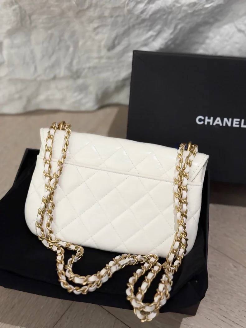Chanel 23A White Waxed Lambskin shoulder Bag with gold hardware - Image 2
