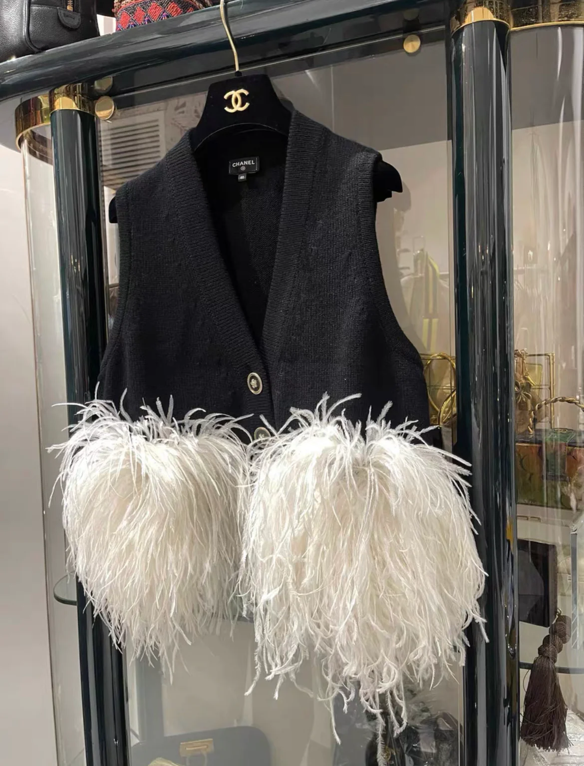 Chanel 23AW Black Cashmere & White Ostrich Feathers Vest - Image 2