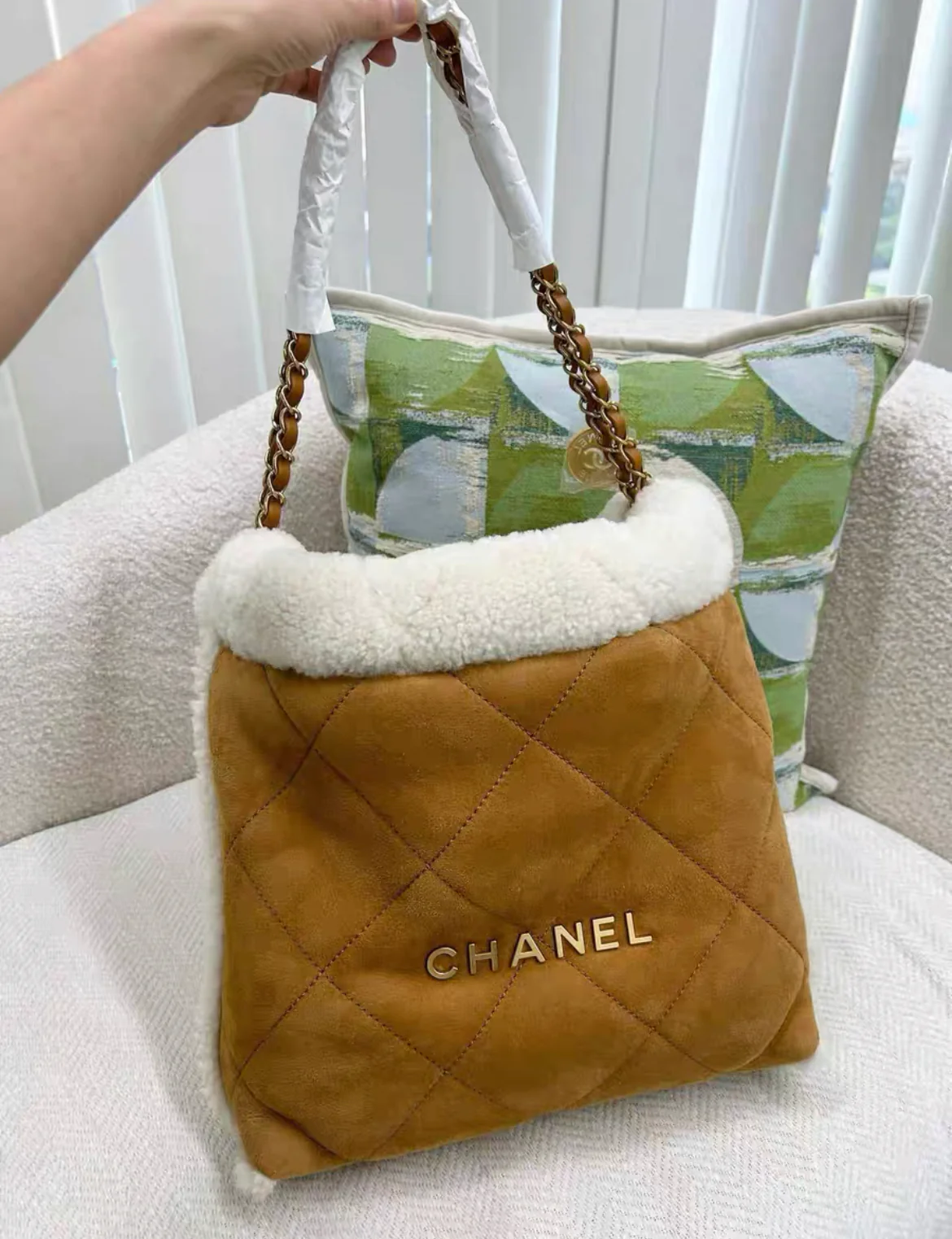 Chanel 23B 22 Shearling Hobo bag - Image 3