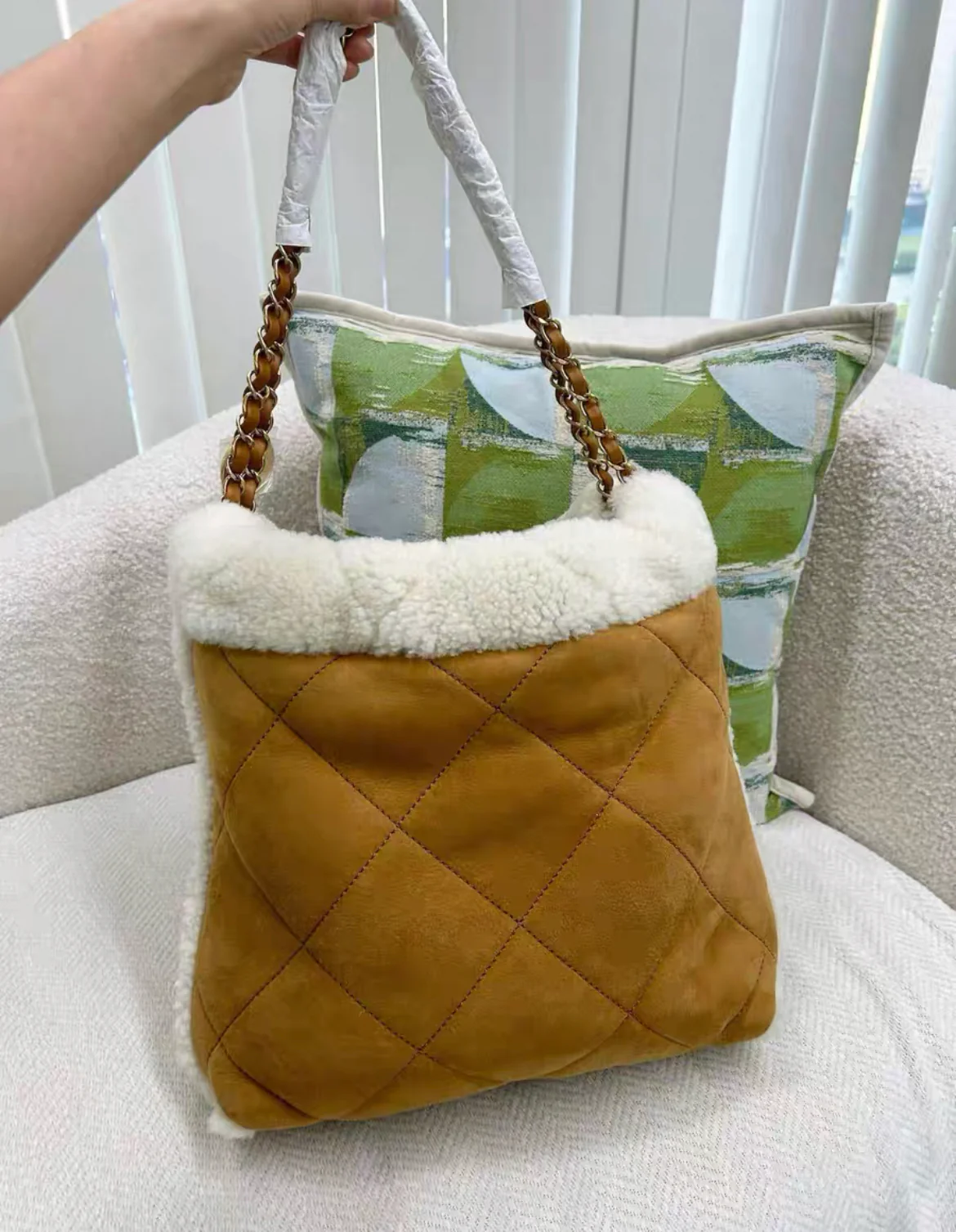 Chanel 23B 22 Shearling Hobo bag - Image 4