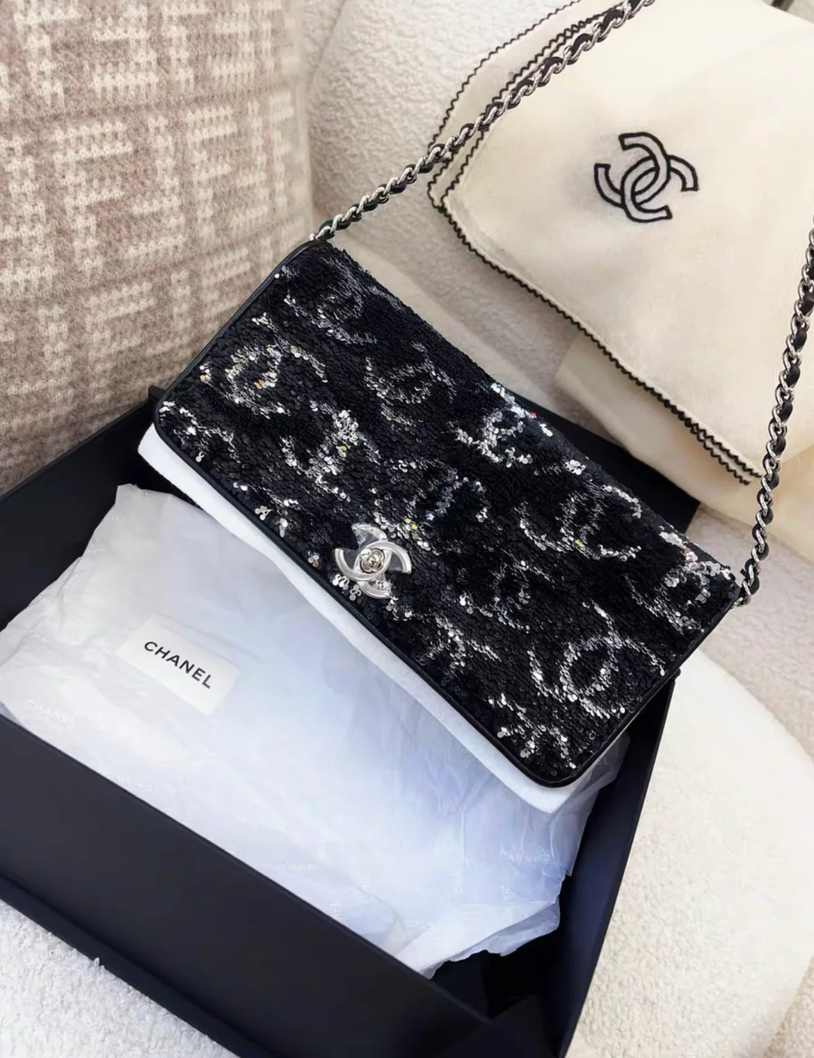 Chanel 23B Black Sequin Double CC flap bag - Image 3